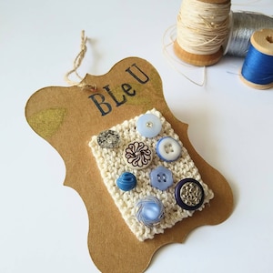 Carton boutons vintage, Bijoux Tricot, décoration, cadeau couturière, déco atelier, bleu, lettrage, fait au Québec, boutons vintage, art
