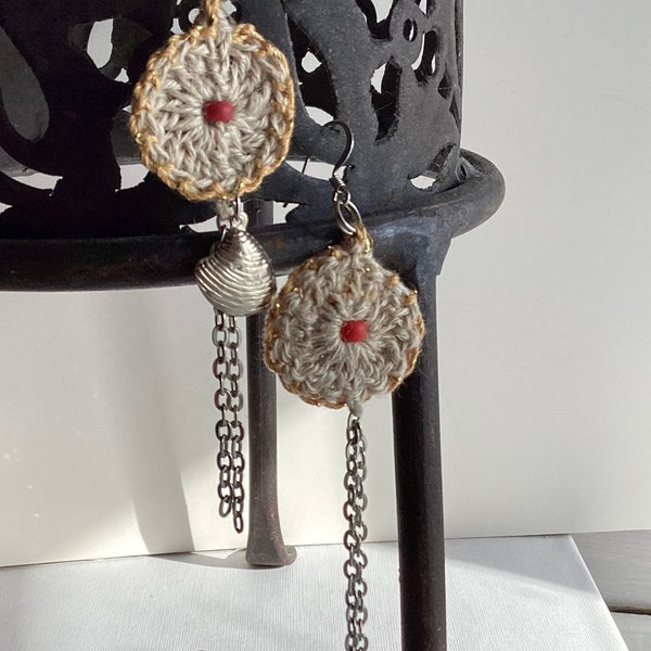 Earrings, bohemian, beads, coton, shell, Bijoux tricot, handcrocheted, made in Quebec, beige, golden, gift for woman, summer gift, art