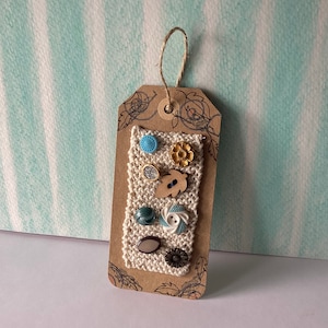 boutons vintage, Bijoux Tricot, décoration, cadeau couturière, déco atelier, bleu, fait au Québec, carte cadeau, art, récupération,