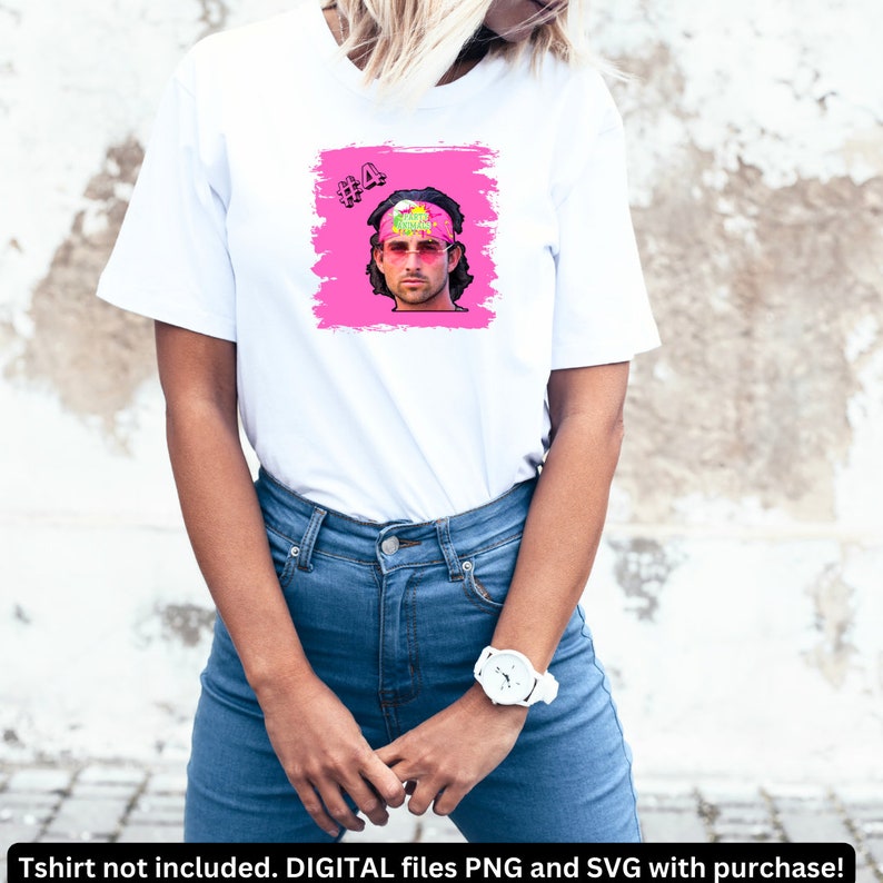 Pu&ograve; includere: Una maglietta bianca con una grafica rosa e verde di un uomo con occhiali da sole e una bandana. La grafica include il testo "#4" e "PARTY ANIMAL".