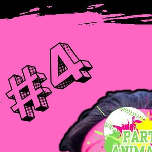 Pu&ograve; includere: Uno sfondo rosa con il numero "#4" in bianco e nero in un carattere 3D in grassetto. Una persona con i capelli scuri indossa una fascia rosa con una palla da softball bianca e schizzi di vernice colorati. Il testo "Party Animal" &egrave; scritto in verde e giallo sulla fascia.