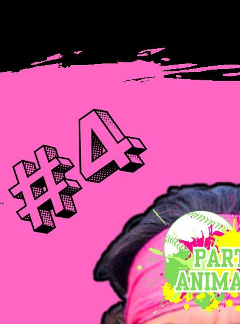 Pu&ograve; includere: Uno sfondo rosa con il numero "#4" in bianco e nero in un carattere 3D in grassetto. Una persona con i capelli scuri indossa una fascia rosa con una palla da softball bianca e schizzi di vernice colorati. Il testo "Party Animal" &egrave; scritto in verde e giallo sulla fascia.