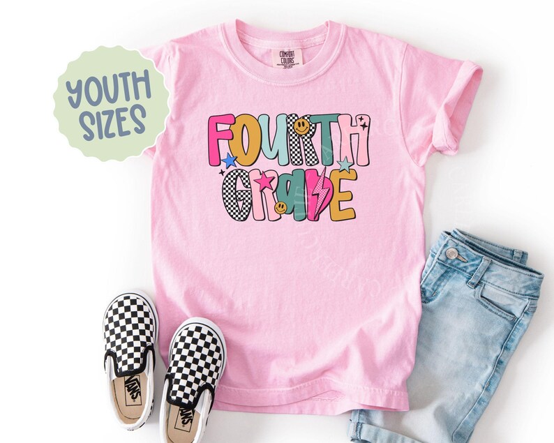 K&ouml;nnte beinhalten: Ein hellrosa Kinder-T-Shirt mit den Worten "FOURTH GRADE" in bunten Buchstaben im Retro-Stil. Das Shirt wird mit einer blauen Jeans und schwarz-wei&szlig; karierten Slip-On-Schuhen kombiniert. Eine hellgr&uuml;ne Blase mit der Aufschrift "YOUTH SIZES".