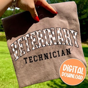 Może przedstawiać: Brązowa koszulka z napisem "VETERINARY TECHNICIAN" w biało-beżowy wzór w kratkę. Słowa są wygięte u góry koszulki. Okrągła pomarańczowa naklejka z napisem "DIGITAL DOWNLOAD" znajduje się w prawym dolnym rogu.
