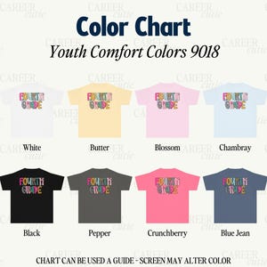 K&ouml;nnte beinhalten: Farbtabelle f&uuml;r Youth Comfort Colors 9018 T-Shirts in verschiedenen Farben, darunter Wei&szlig;, Butter, Blossom, Chambray, Schwarz, Pfeffer, Crunchberry und Blue Jean. Jedes Shirt zeigt "Fourth Grade" in farbigem Text.