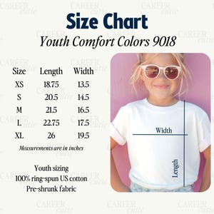 K&ouml;nnte beinhalten: Wei&szlig;es Jugend-T-Shirt mit Gr&ouml;&szlig;entabelle. Die Tabelle zeigt die Ma&szlig;e in Zoll f&uuml;r die Gr&ouml;&szlig;en XS bis XL. Das Shirt besteht aus 100 % ringgesponnener US-Baumwolle und ist vorgeshrunken. Eine junge Person mit Sonnenbrille tr&auml;gt das Shirt.