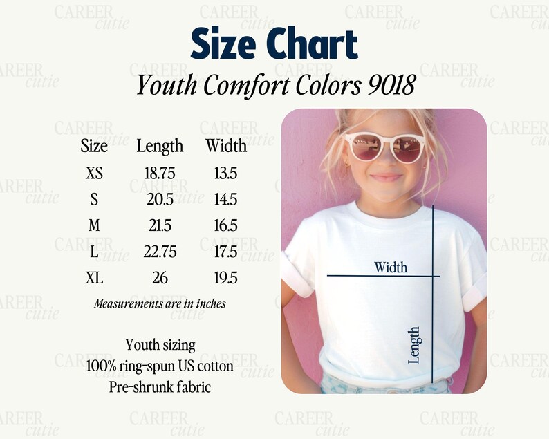 K&ouml;nnte beinhalten: Wei&szlig;es Jugend-T-Shirt mit Gr&ouml;&szlig;entabelle. Die Tabelle zeigt die Ma&szlig;e in Zoll f&uuml;r die Gr&ouml;&szlig;en XS bis XL. Das Shirt besteht aus 100 % ringgesponnener US-Baumwolle und ist vorgeshrunken. Eine junge Person mit Sonnenbrille tr&auml;gt das Shirt.