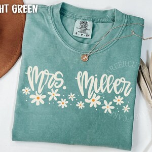 Custom Teacher Shirt, Daisy Teacher Tshirt, Teacher Name Shirt, Personalized Gift for Teacher Appreciation, Customizable Teacher Tee (T003)