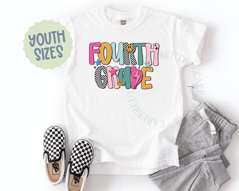 K&ouml;nnte beinhalten: Wei&szlig;es T-Shirt mit den Worten "FOURTH GRADE" in farbenfrohen, verspielten Buchstaben. Das Design umfasst Sterne, einen Blitz und ein Smiley. Ein Paar schwarz-wei&szlig; karierte Slip-On-Schuhe und eine graue Jogginghose sind ebenfalls im Bild.