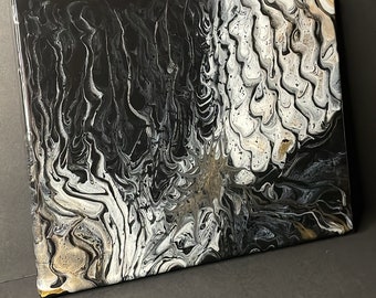 Blanco y negro único con diseño acrílico dorado y plateado.