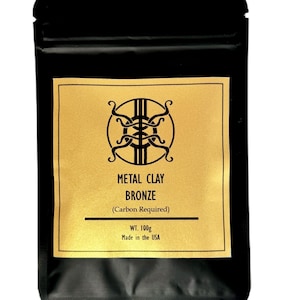 Puede incluir: Una bolsa negra con una etiqueta dorada que dice "Metal Clay Bronze (Carbon Required)" WT. 100g Hecho en los Estados Unidos.