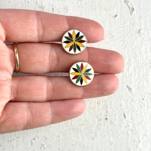Pendientes vintage con forma de poste de señal hexagonal, dorados, con esmalte, con estrellas blancas, rojas, amarillas, verdes y negras. Reciclados de clips a pendientes, redondos de 1,6 cm.
