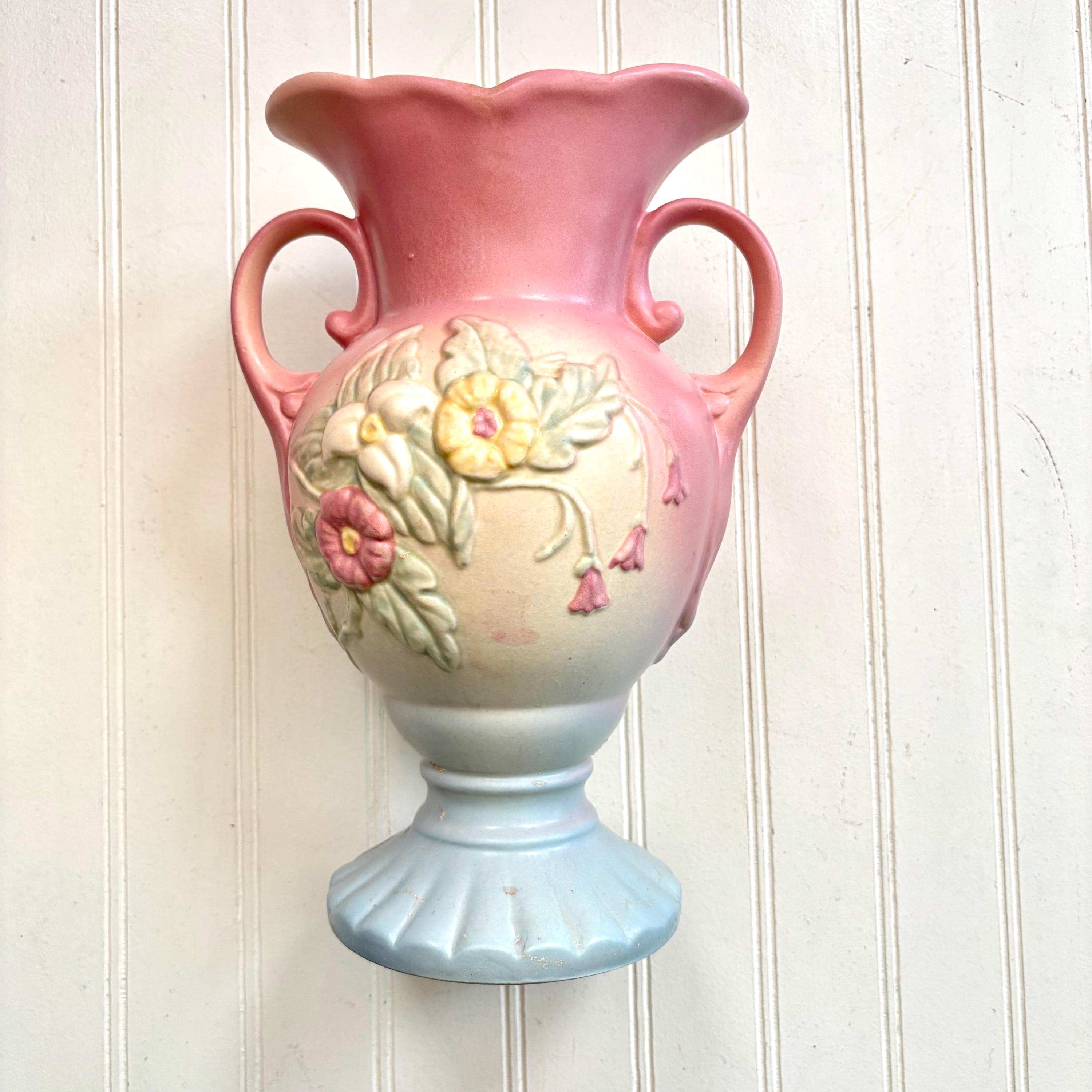 ヴィンテージ ハル陶器の花瓶、野花柄ハンドル、ピンク＆ブルー、1940