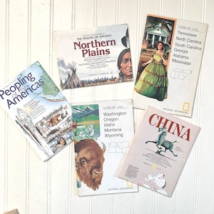 Cartes papier National Geographic vintage, pliantes, décoration d'intérieur ancienne, groupe de 5 cartes, papier d'emballage, créations en papier, éphémères, années 1970 - 2000