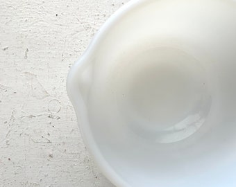 Vintage White 1.25 Qt (5 Cup) Milk Glass Small Mixing Bowl Handle Pour  Spout EUC