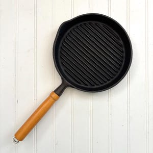 ヴィンテージ鋳鉄製スキレットグリルパン、木製ハンドル、注ぎ口、ブラックベージュ、キッチンクッキング、美味しいもの、一緒に過ごす時間、8インチパン