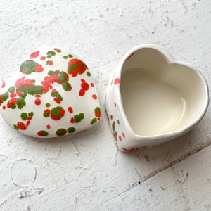 Boîte à bijoux vintage en forme de coeur en céramique avec éclaboussures de peinture