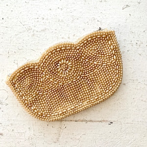 Cartera de mano vintage con cuentas de perlas, parte superior festoneada, detalle de flores, cuentas redondas y de arroz, bolso de noche de mediados de siglo, cremallera de metal, fabricado en Japón