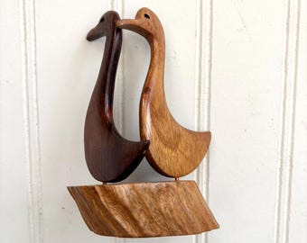 Sculpture d'oiseau moderniste vintage en bois, oies sculptées à la main, fabriquée à Hawaï