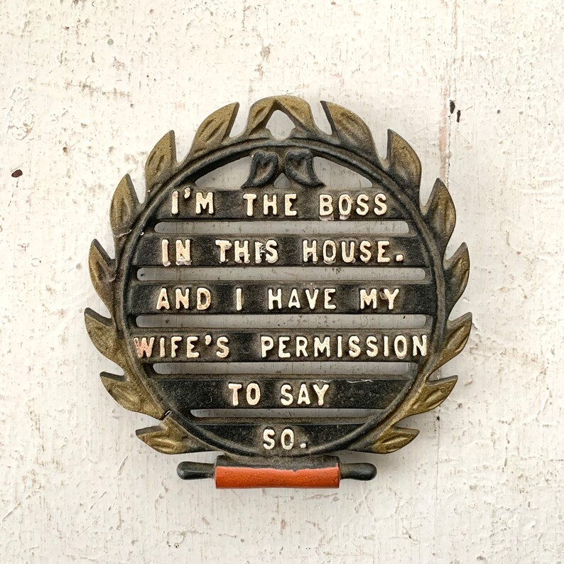 Vintage Kitchen Trivet Wall Decor, Midcentury Home Decor, Painted Metal Wall Hanging, Domesticity Funny, I'm the Boss, Husband Wife imagem 1