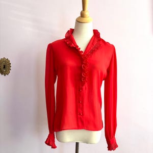 サイズS ヴィンテージ レディース レッド ラッフル ブラウス、ボタンダウン ラッフル プラケット、スタンドカラーまたはダウンカラー、長袖 ラッフル カフス、1970年代ミッドセンチュリー