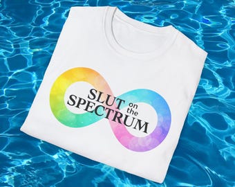 Camiseta de parodia divertida "Slut on the Spectrum", camiseta con chiste de la serie de televisión "Love Autism", camiseta de regalo para neurodivergentes.