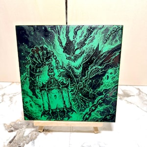 Puede incluir: Obra de arte cuadrada que presenta una figura espectral amenazante, de color verde brillante, con una linterna y cadenas. La obra de arte está sobre un fondo negro, con detalles intrincados y un efecto dinámico y ardiente. Se muestra en un pequeño caballete de madera.