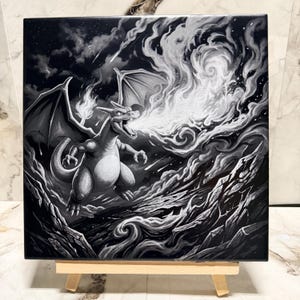 Può includere: Un'illustrazione quadrata in bianco e nero di una creatura simile a un drago che sputa fuoco. La creatura ha ali, artigli e una lunga coda, posizionata sopra un paesaggio roccioso con fumo vorticoso e detriti che cadono sotto un cielo stellato.