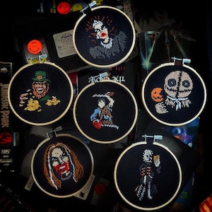 Puede incluir: Ocho aros de bordado con diferentes personajes de películas de terror bordados en tela negra. Los personajes incluyen a Freddy Krueger, Jason Voorhees, Leatherface, Michael Myers, Pennywise y la criatura de The Thing.