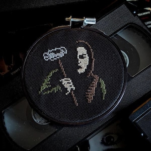 Mini ANNIE Korsstygn (Elände) - Ett mönster av skräckikoner: Psykologisk skräck - Ladda ner PDF direkt