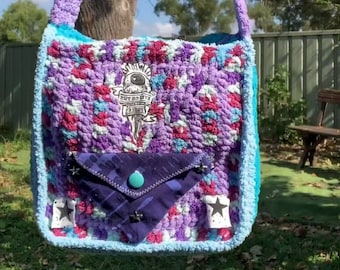 Bolso de hombro hecho a mano, crochet, azul y morado, esponjoso y tote