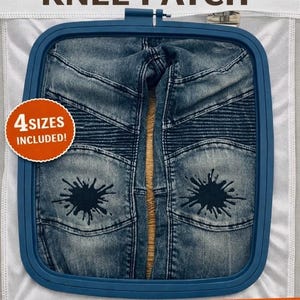 Może przedstawiać: Biały ceramiczny kubek z czarnym uchwytem i napisem "But First, Coffee" pogrubioną, czarną czcionką. Kubek jest umieszczony na rozmytym tle, sugerującym przytulne otoczenie.