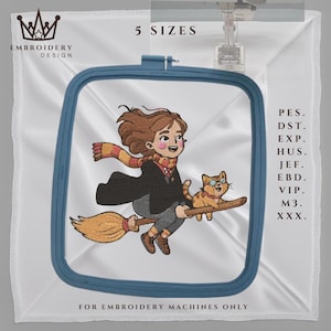 Może przedstawiać: Wzór haftu przedstawiający kreskówkową ilustrację osoby i kota na miotle, w niebieskiej tamborku. Tekst zawiera "EMBROIDERY DESIGN", "5 SIZES" i "FOR EMBROIDERY MACHINES ONLY".