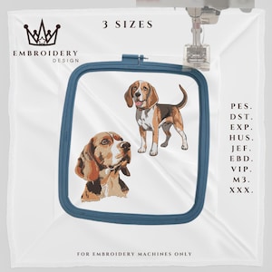 Pode incluir: Um tecido branco com um aro de bordado azul contendo dois cães beagle bordados. O texto "3 SIZES" está acima do aro. O texto "EMBROIDERY DESIGN" está abaixo do aro. O texto "FOR EMBROIDERY MACHINES ONLY" está na parte inferior do tecido. O texto "PES. DST. EXP. HUS. JEF. EBD. VIP. M3. XXX." está no lado direito do tecido.