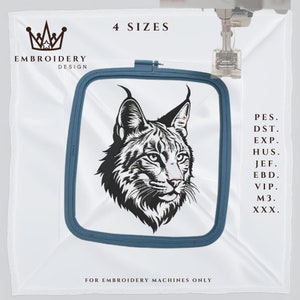 Op de afbeelding: Zwart-wit borduurontwerp van een lynxkop in een hoepel. Het ontwerp is verkrijgbaar in vier maten en in meerdere borduurbestandsformaten, waaronder PES, DST, EXP, HUS, JEF, EBD, VIP, M3 en XXX. De tekst "4 SIZES" en "FOR EMBROIDERY MACHINES ONLY" is ook zichtbaar.