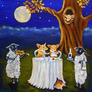 Può includere: Un dipinto stravagante raffigura una scena romantica sotto un cielo notturno. Due corgi sono seduti a un tavolo, serviti da una pecora, mentre un'altra pecora suona il violino. Un corgi sbuca da una cavità di un albero.