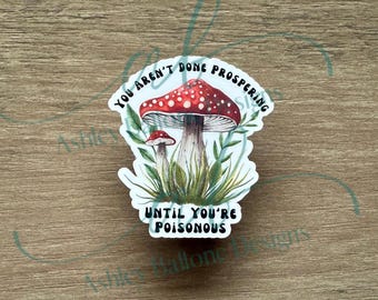 以下が含まれることがあります： 赤い白のキノコのイラストと「You aren't done prospering until you're poisonous」というテキストが書かれたステッカーです。