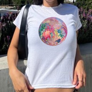 カラフルなディスコボール 90 年代ベビー T シャツ | ディスコボール ベビー T シャツ | 90 年代ベビー T シャツ | Y2K ベビー T シャツ | Y2K| 90 年代 | 00 年代 | 女性ファッション | ベビー T シャツ | ディスコ |