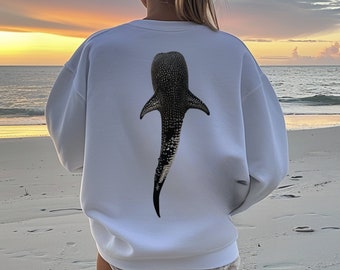 Puede incluir: Sudadera blanca con un gráfico de tiburón ballena en la espalda. El diseño del tiburón ballena es en blanco y negro con un patrón moteado. La sudadera es de estilo casual, adecuada para el uso diario.