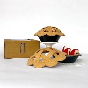 Felt Apple Pie Play Food Set: Toy Kitchen Pretend Play