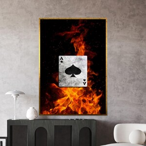 Asso di picche su tela, carte da gioco in fiamme, design da parete su tela, sfondo di fuoco drammatico, decorazione pronta da appendere, stampa artistica di poker