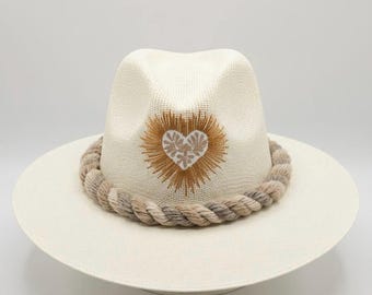 Sombreros bordados a mano