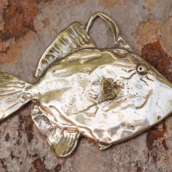 Colgante artesanal con forma de pez en plata de ley.