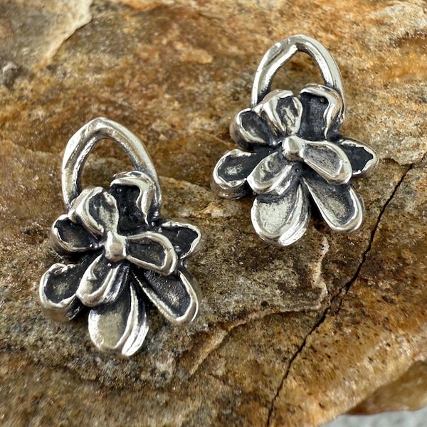 Dos pequeños dijes de flores en capas en plata de ley CH09-RW