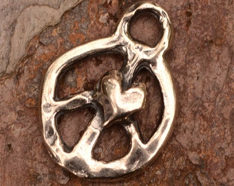 Charm de plata de ley con forma de corazón y símbolo de la paz.