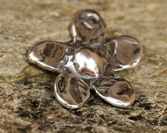 Daisy Flower Charm in Sterling Silver, Rustic Flowers, SS-18 (ONE)