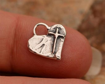 Dije artesanal de cruz de plata de ley con corazón, SS-811