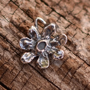 Artisan Small Flower Charm in Sterling Silver, 7 Petal Flower, SS-477 (One) afbeelding 3