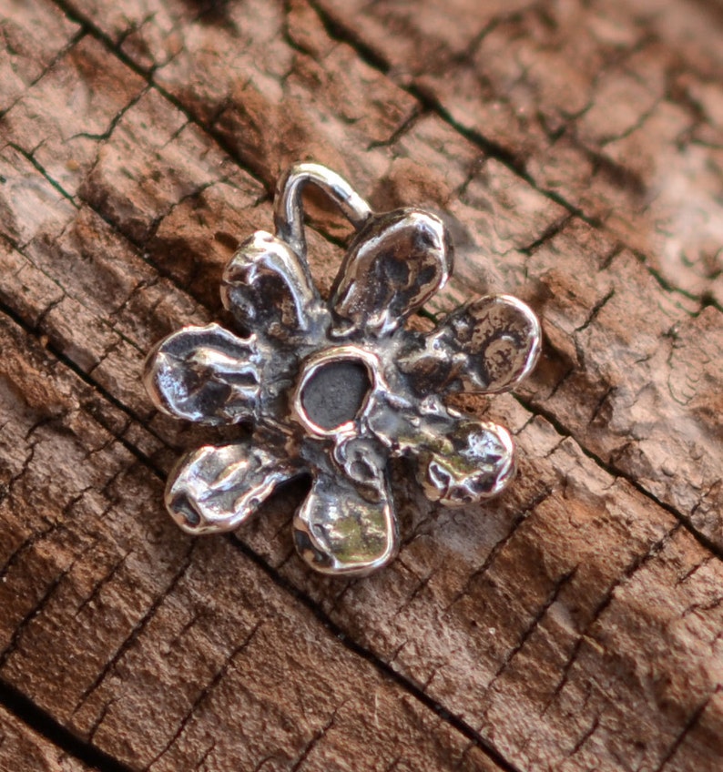Artisan Small Flower Charm in Sterling Silver, 7 Petal Flower, SS-477 (One) afbeelding 3