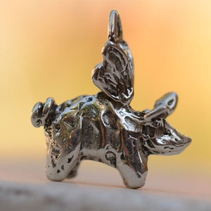 Charm de cerdo volador artesanal en plata de ley
